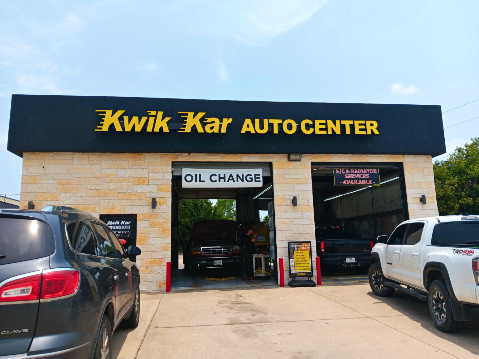 Front view of Kwik Kar in Cleburne