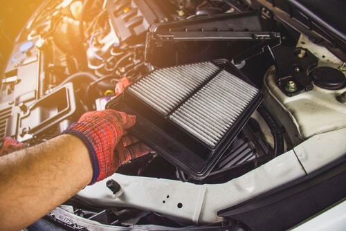 Mechanic changes car air filter